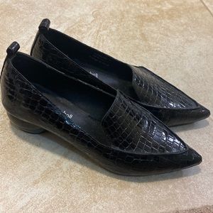 Jeffrey Campbell black patent alligator print pointed loafer flats
